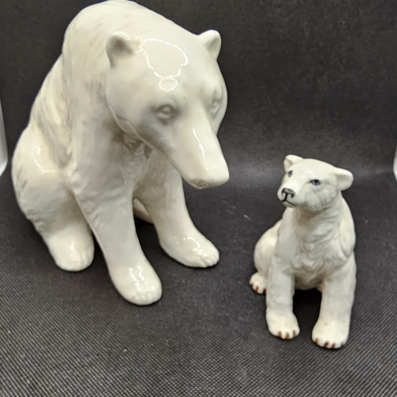 Polar Bears Statues - Picture 1 of 3